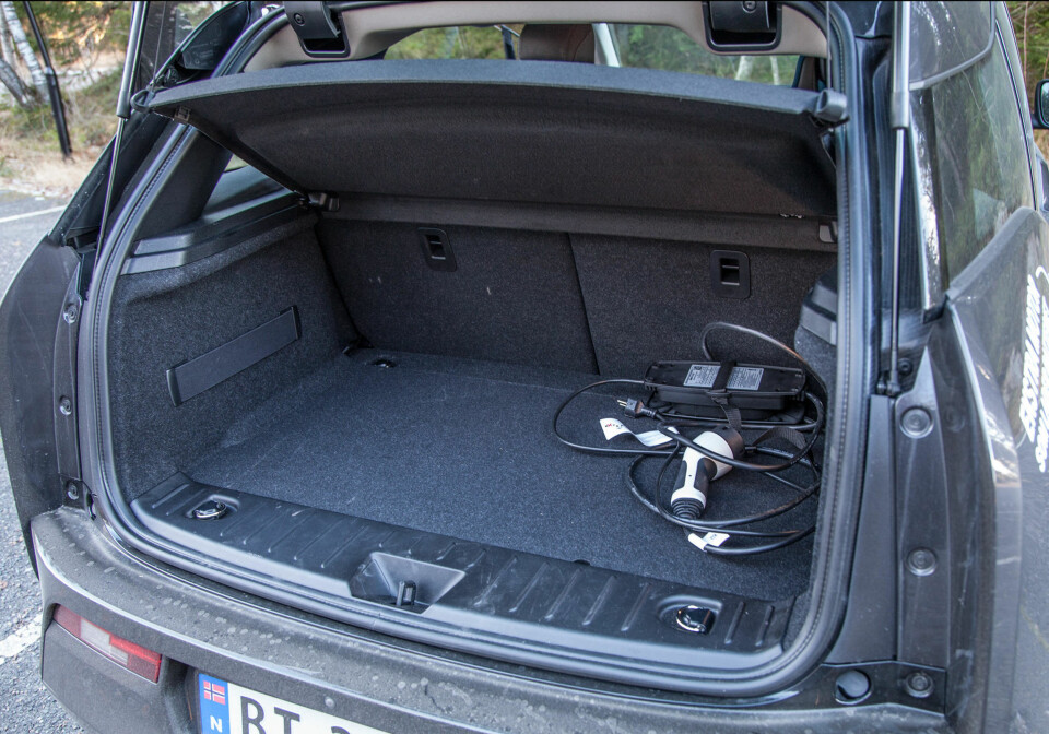 Slik ser bagasjerommet ut på i3 - både med og uten hybrid.