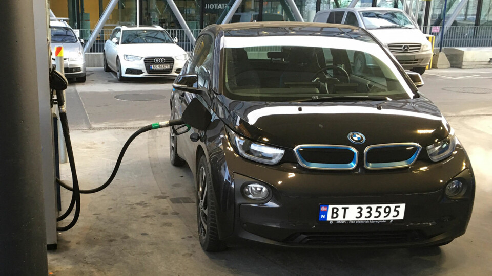 Det føles litt rart å fylle bensin på det som egentlig er en ren elbil. Men med en tank på bare ni liter, koster det ikke mye å fylle opp.