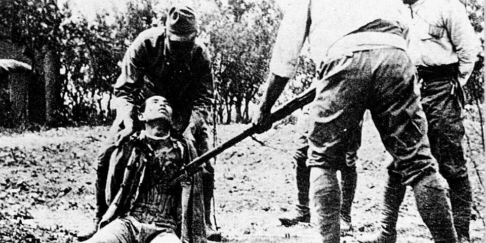 I slutten av 1937 inntar japanske styrker den kinesiske regjeringsbyen Nanjing, og i løpet av seks uker slakter de nærmere 300.000 sivile og krigsfanger.
