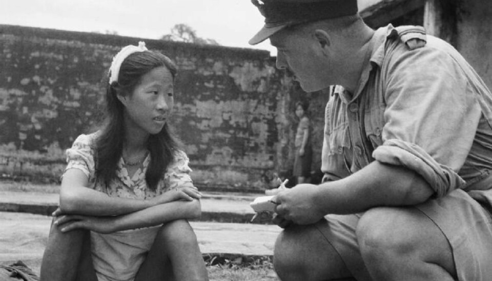 En kinesisk jente fra 'komfortbataljonen' blir intervjuet av en alliert soldat i august 1945.