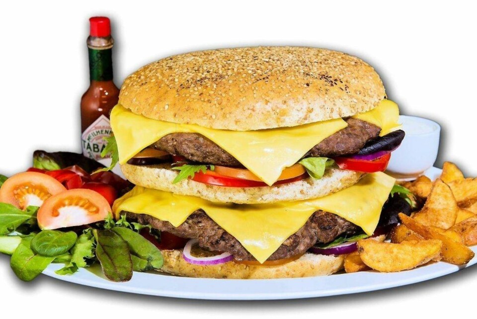 HAMBURGER: Om du klarer å dytten i deg denne hamburgeren på 1,8 kilo, får du den gratis.