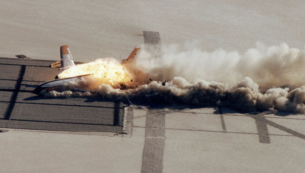 TESTULYKKE: NASA og FAA gjennomførte et kontrollert flykrasj 1. desember 1984. Eksperimentet tok fire å å planlegge og flyet blr fjernstyrt. Ifølge FAA kunne 25 prosent av passasjerene ha overlevd en ulykke som dette.