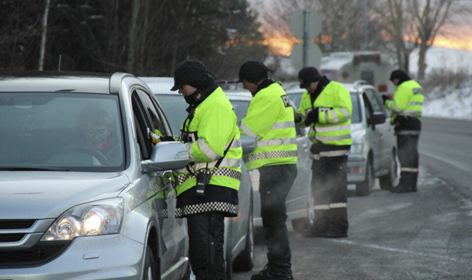 ADFERDSKONTROLL: Fire personer fikk en bot på 5200 kroner for å ikke holde god nok avstand til bilen foran. Bildet er en illustrasjon.