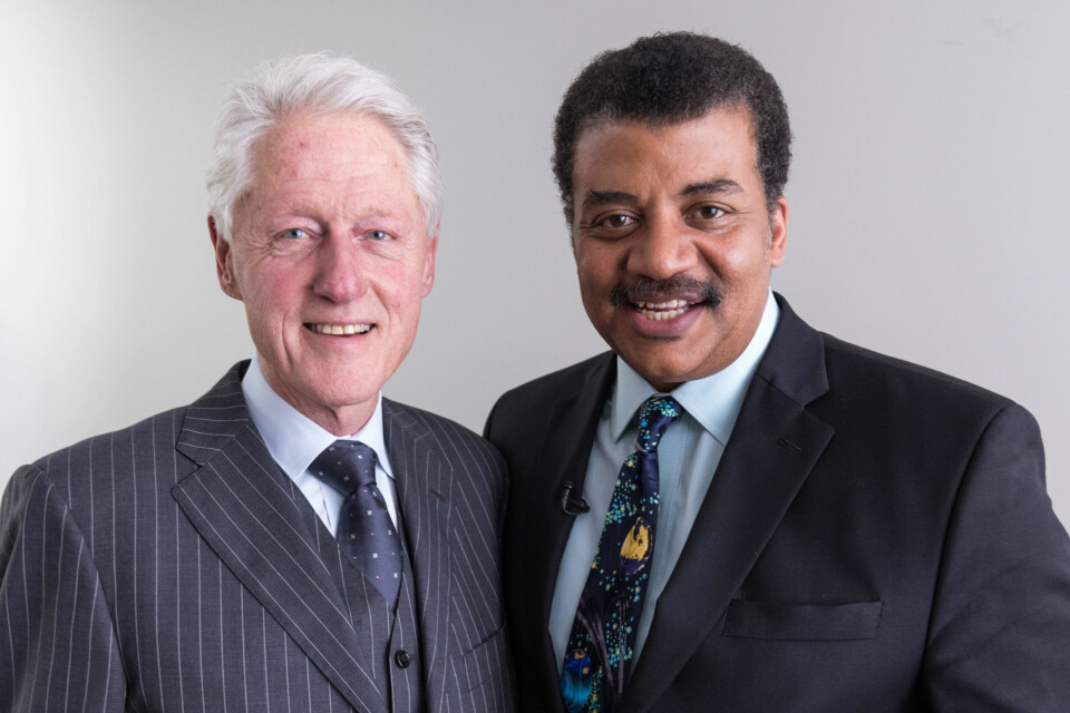 FOLKELIG FORSKER: Neil deGrasse Tyson er en av verdens mest kjente astrofysikere, og har som mål å gjøre vitenskap mer forståelig og tilgjengelig for folk. Her sammen med USAs tidligere president Bill Clinton i forbindelse med innspillingen av vitenskapsprogrammet Startalk.