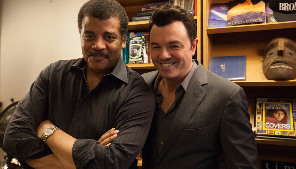 FOLKELIG TYPE: Neil deGrasse Tyson på kontoret sitt sammen med Seth MacFarlane.