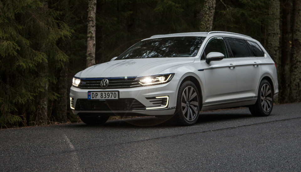 En Passat GTE kan godt kjøres i det daglige helt uten forbruk hvis du lader ofte. Eller den kan suge mye bensin om du aldri lader den. Å gi den et 'riktig' forbrukstall er dermed umulig.