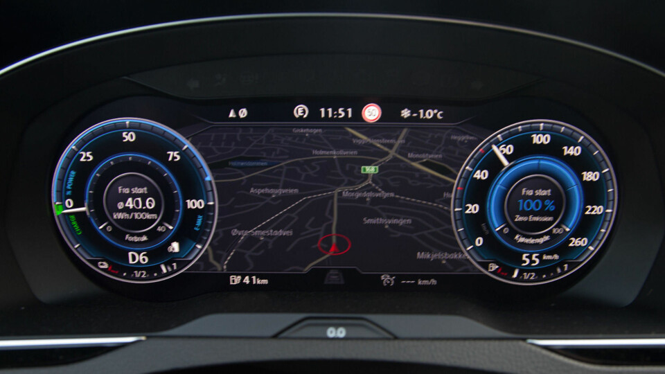 Passat kan leveres med heldigitalt instrumentpanel som de kaller Active Info Display - det samme som Audi kaller Virtual Cockpit - der du blant annet kan få se GPS og mase annen statistikk.