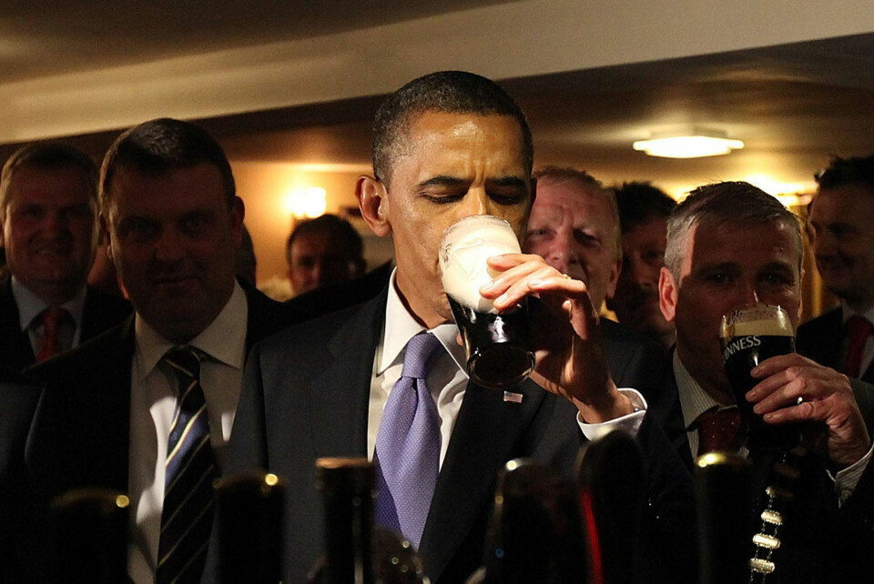 Barack Obama tar seg en øl i hyggelig lag.