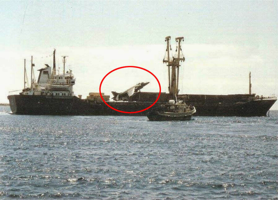 Piloten på jagerflyet fant ikke tilbake til hangarskipet. Løsningen ble denne.