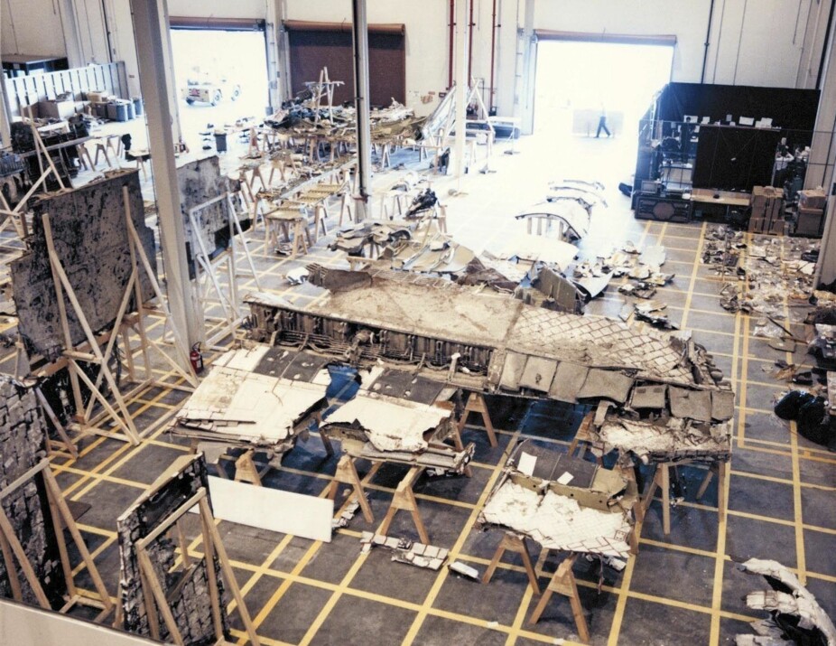 PÅ JAKT ETTER FEILEN: For å definere årsaken til ulykken ble vrakrestene fra Challenger lagt utover som et gigantisk puslespill.