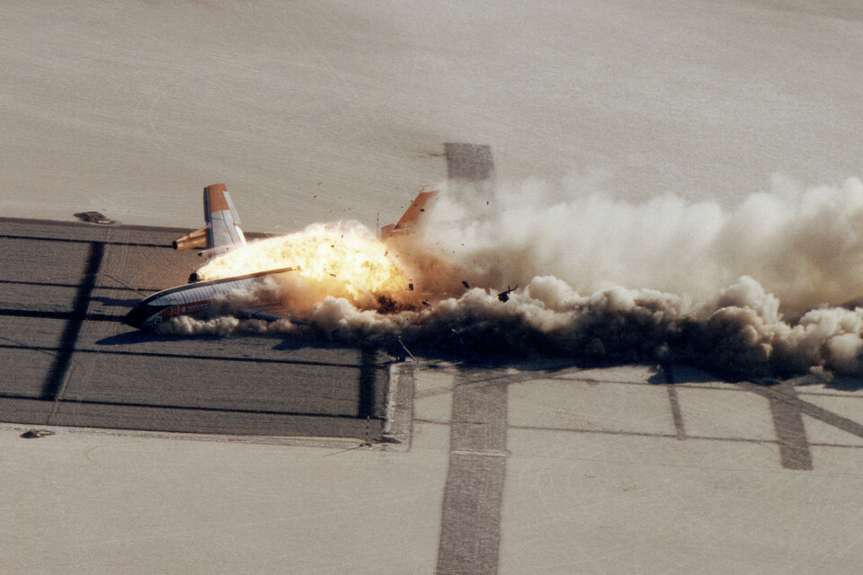 I 1984 krasjet NASA og det amerikanske luftfartstilsynet en Boeing 720 i Mojaveørkenen. Et av målene var å finne ut sannsynligheten for å overleve en flystyrt. Det amerikanske luftfartstilsynet anslo at én fjerdedel av passasjerene kunne ha overlevd.