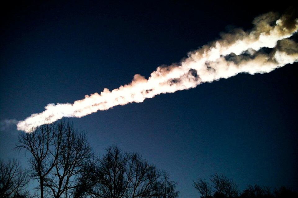 Romfartsmiljøet er ikke sikre på hvor tett på asteroiden 2013 TX68 vil komme. Det man imidlertid vet er at 2013 TX68 er nesten dobbelt så stor som objektet som eksploderte i atmosfæren over byen Chelyabinsk i Russland i 2013 (bildet). 1100 mennesker ble skadd da sjokkbølgen fra meteoren knuste flere tusen vinduer i byen.