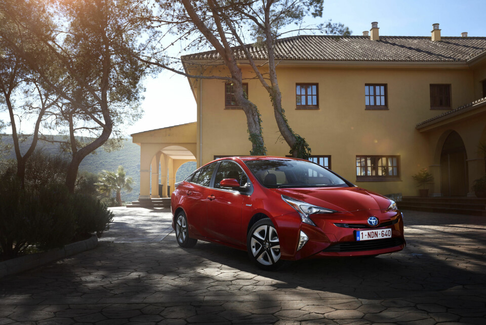 Prius i 4. generasjon er lett gjenkjennelig med sine svært smale lys foran, og skarpere kanter enn noen gang.