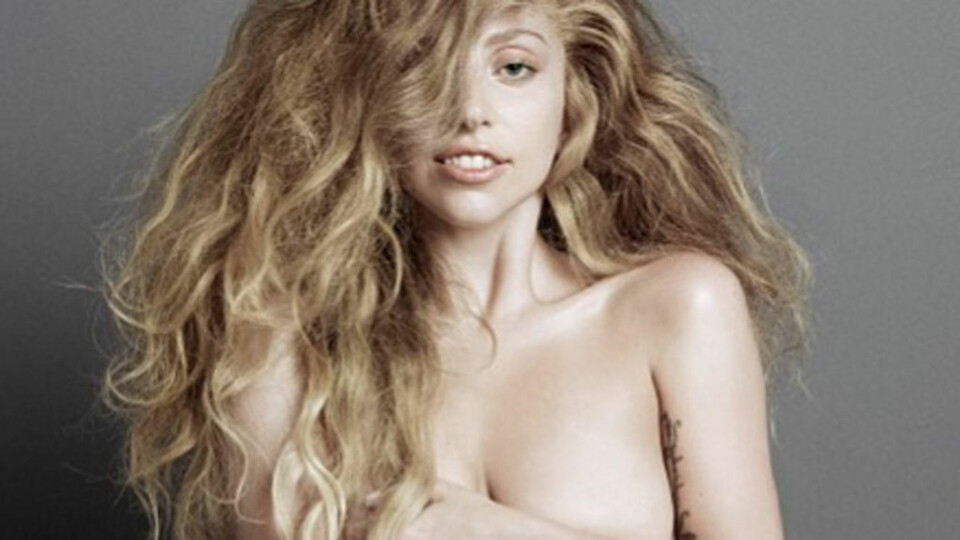 Her sitter Lady Gaga helt naken