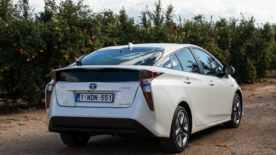 Utseendemessig er det lett å skille den nye Prius fra den gamle, med mye skarpere linjer. Men det er fortsatt ingen tvil om at det er en Prius.