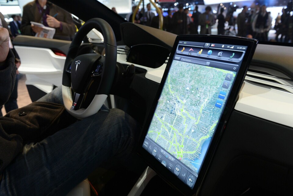 SKJERMEN I MODEL X: Den digre trykkfølsomme skjermen er plassert litt annerledes i SUV-en Model X enn i kombikupéen Model S. Bildet er tatt i januar 2015.