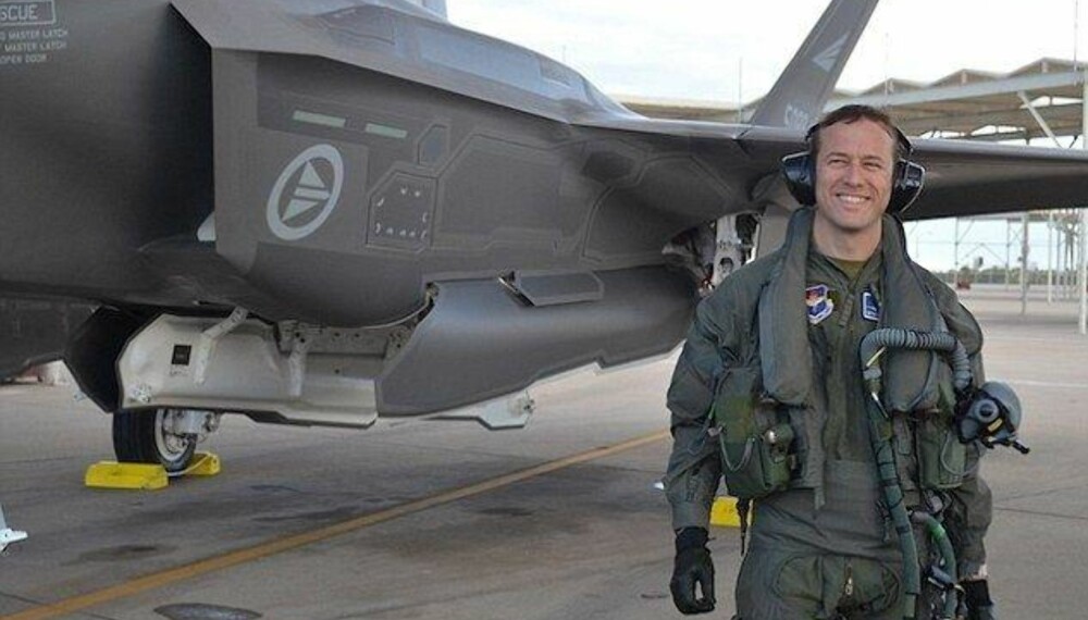 MORTEN «DOLBY» HANCHE: Major Morten «Dolby» Hanche ved et F-35 jagerfly.