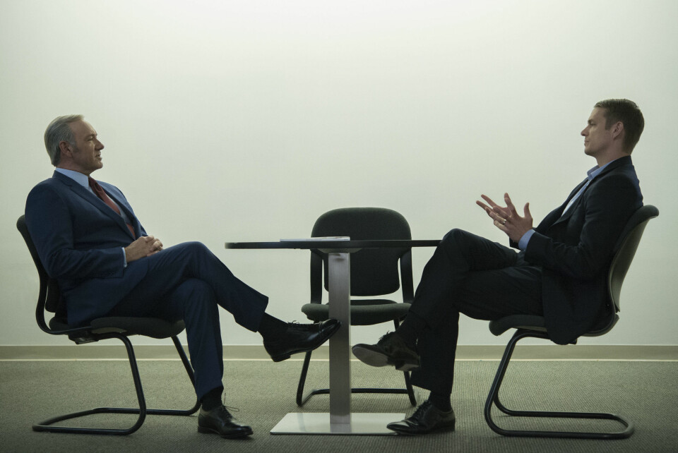 Svenske Joel Kinnaman sjekker inn i 'House of Cards' sesong 4. Her til høyre sammen med Kevin Spacey som president Frank Underwood. (Bilde: Netflix).