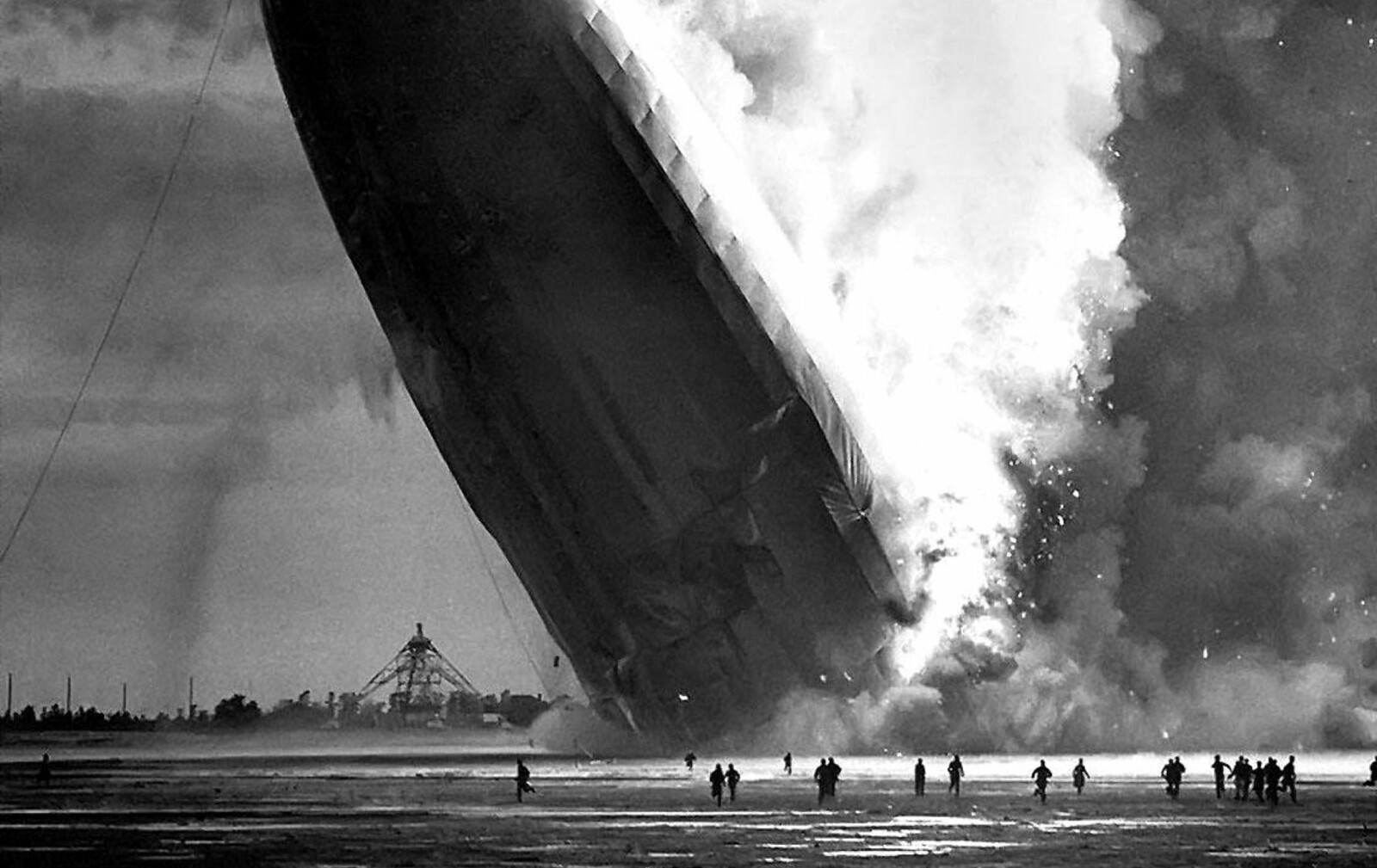 <b>HINDENBURG: </b>Luftskipet Hindenburg var en stor suksess og et tegn på tyskernes fremskritt og ingeniørkunst. Det varte i om lag ett år før det luksuriøse luksusskipet styrtet i et flammehav og krevde 36 menneskeliv.