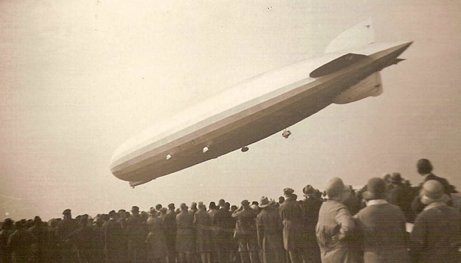 <b>LANDING: </b> LZ 127 Graf Zeppelin går inn for landing.