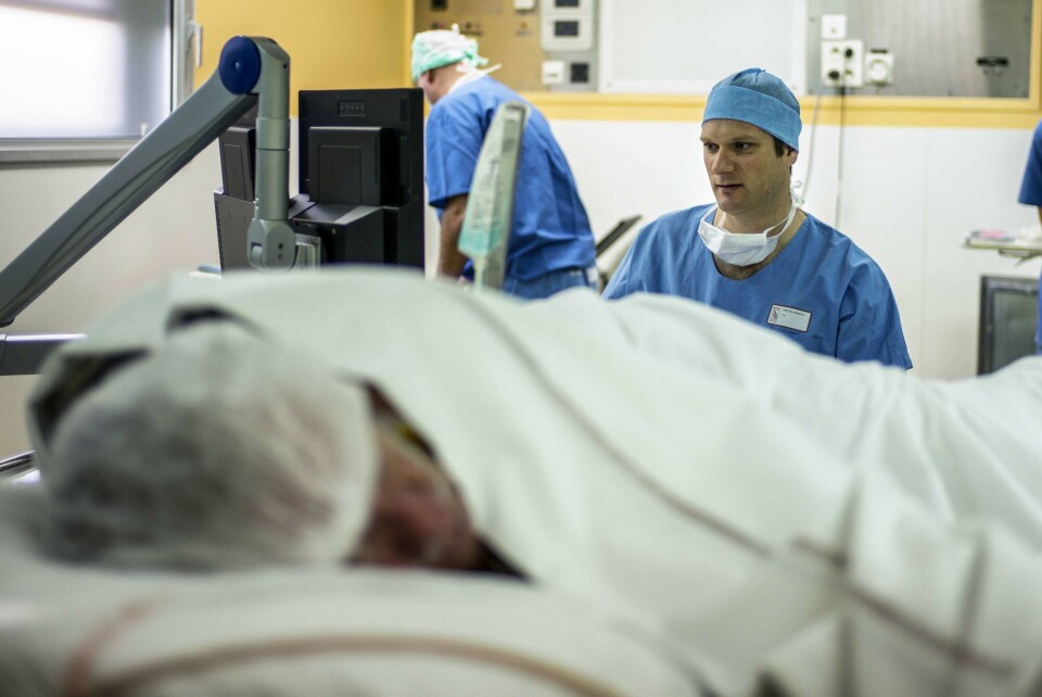 PROSTATAKREFT er den kreftformen som rammer flest menn, og flest totalt i Norge. Om lag 5000 menn fikk diagnosen prostatakreft i 2014. Om lag 1 av 8 menn vil få påvist prostatakreft i sin levetid, ifølge Kreftregisteret. Her blir en pasient operert for prostatakreft på Edouard Herriot-sykehuset i Lyon, Frankrike. Illustrasjonsbilde.