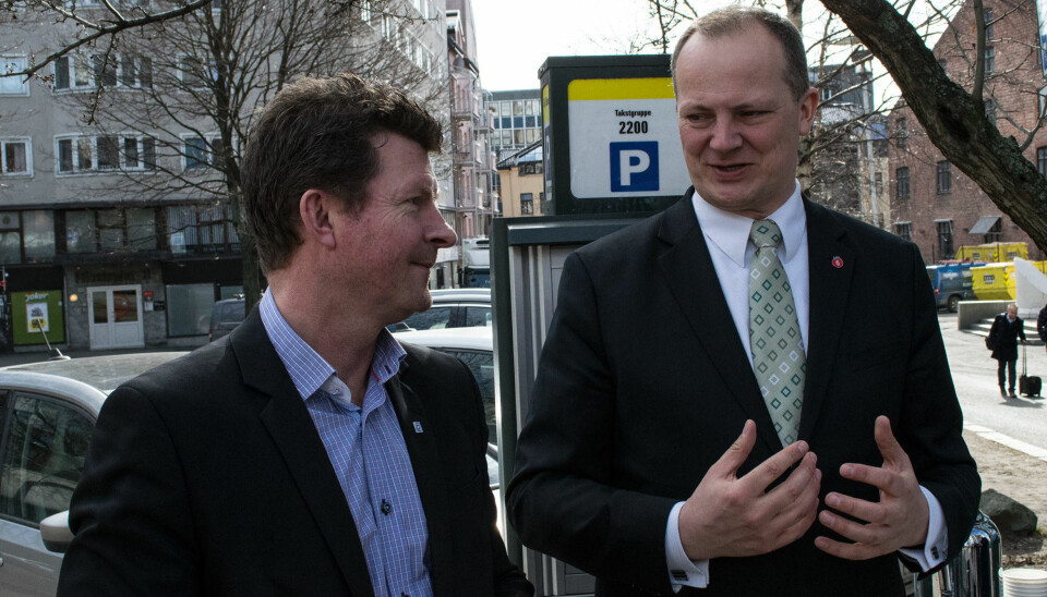 Leder i bransjeforeningen Norpark, Lars Monsen, sammen med samferdselsminister Ketil Solvik-Olsen.