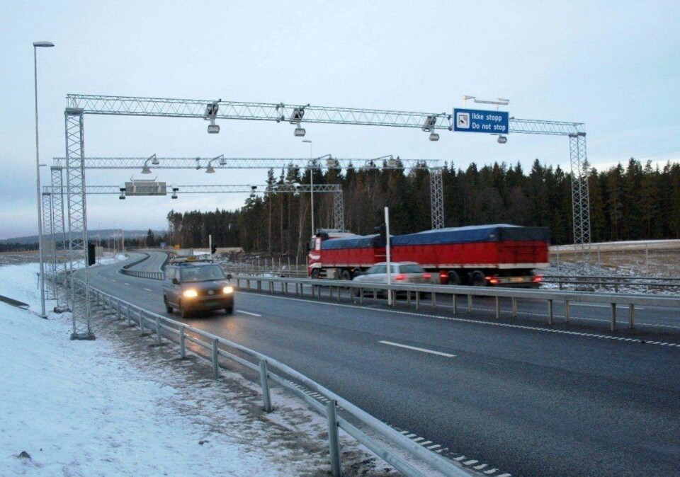 FJERNES NESTE VÅR: Bomstasjonen ved Nybakk på E16 fjernes fem år før tida. Foto: Lars Fogelstrand (Glåmdalen)