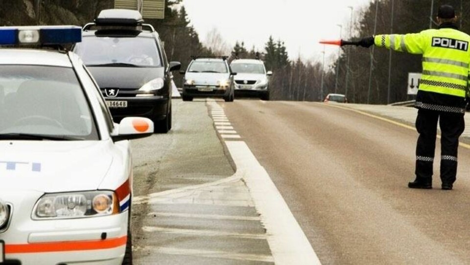VINKER INN SINKER: Det var ikke bare råkjørere som fikk oppmerksomhet fra politiet i påsketrafikken i år. Også bilister som kjørte under fartsgrensen ble vinkket inn av UP. Bildet er et illustrasjonsfoto.
