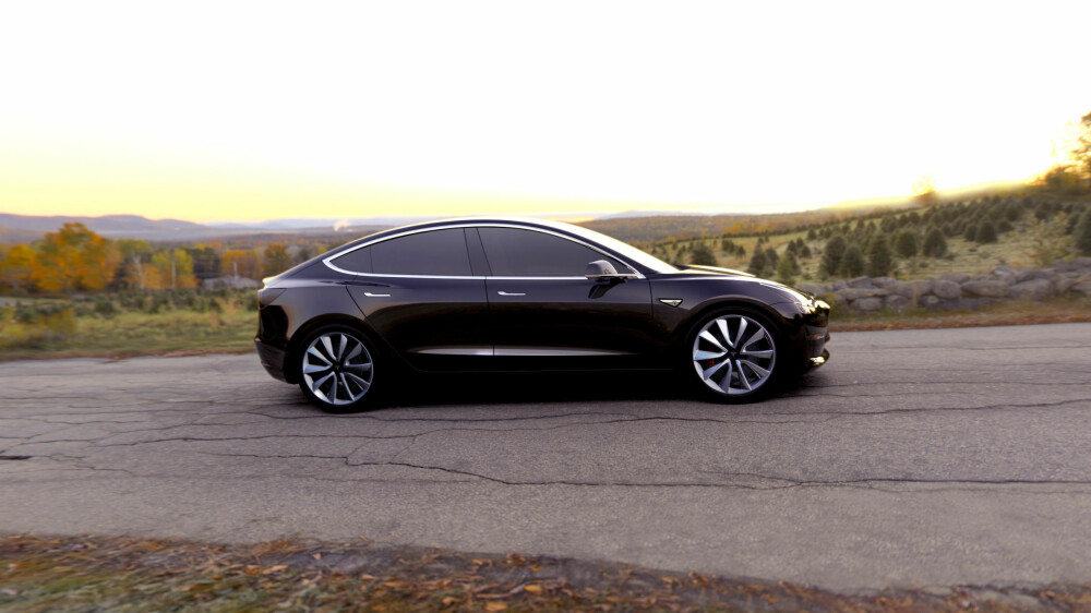 TESLA MODEL 3: Dette er modellen av Model 3 Tesla viste fram i mars 2016. Publikumsbilder av en hvit Model 3 på test i USA viser mer tydelig hvordan bilen kan se ut.