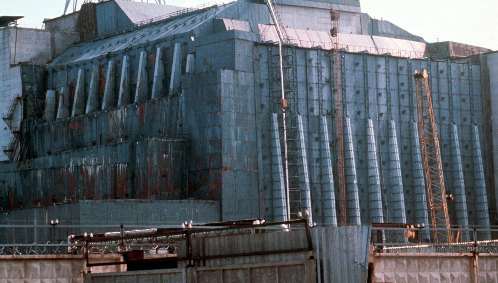 <b>BESKYTTELSE:</b> "Sarkofagen i Tsjernobyl". Den fjerde reaktoren i Tsjernobyl er her "pakket" inn og ser ut som en "sarkofag" - med håp om at ikke mere radioaktivitet skal slippe ut fra denne. Tsjernobyl-ulykken er historiens største sivile kjernekraftulykke som skjedde 26.april 1986. Det ble målt radioaktivitet i mange land, ikke minst i Norge.