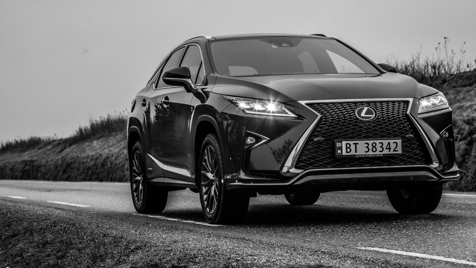 GAPENDE: Det er lett å se at du har en Lexus liggende bak deg med det enorme 'gapet' av en grill.
