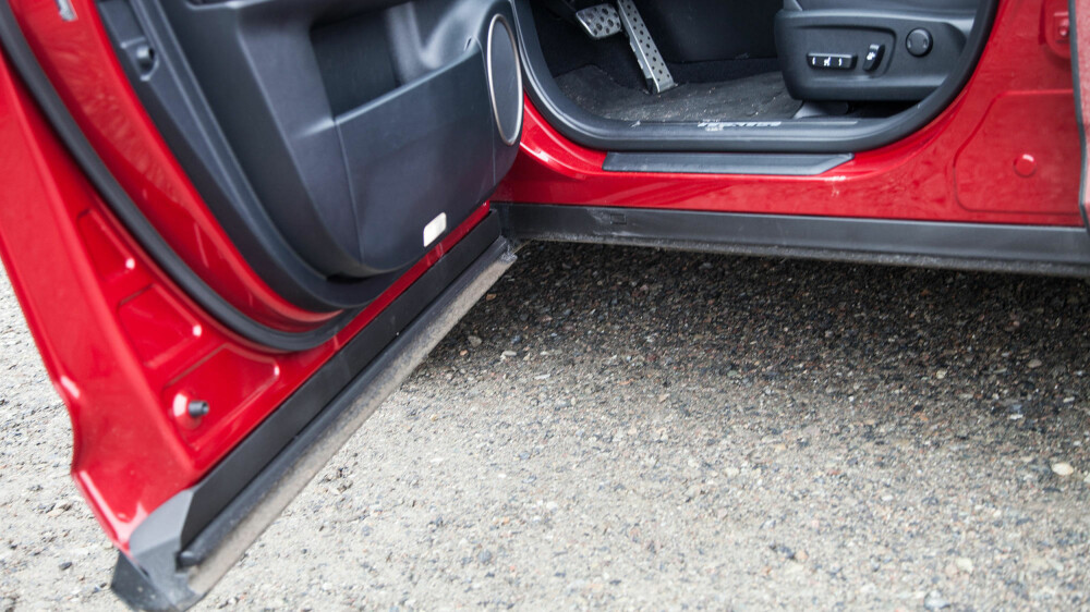 Lexus har en smart løsning langs dørene som sørger for at smuss og sørpe setter seg fast på døra, ikke på karmen inn til bilen. Dermed reduseres risikoen for skitne bukser. En liten detalj, men noe som fjerner irritasjon.
