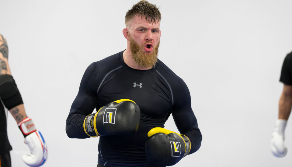 TRENER HARDT: Emil puster ut mellom tøffe runder med sparring på Frontline Academy i Bogstadveien. Foto: Paul Weaver