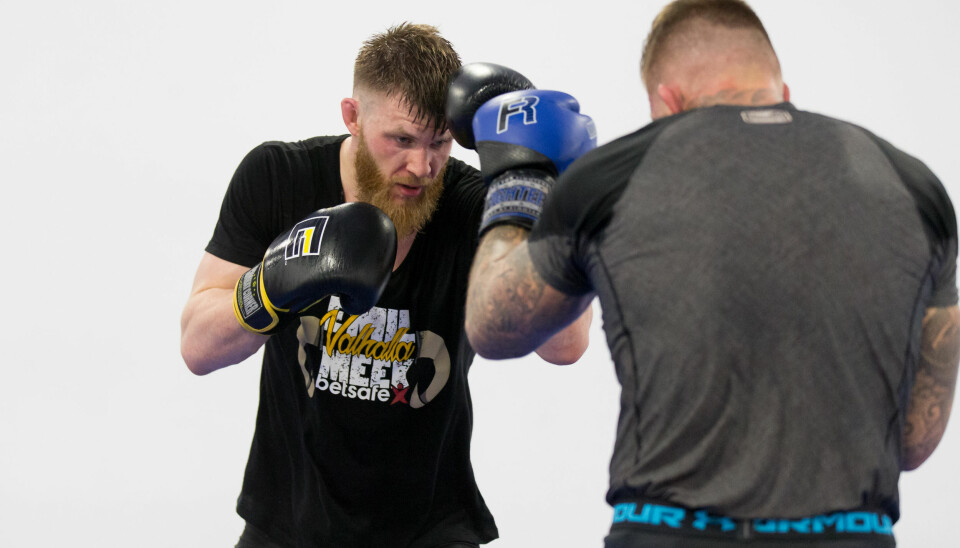 FORBEREDT: Emil mener det er flere ting han kan gjøre for å forhindre at han setter beinet sitt i fare mot Rousimar Palhares. Her er han i trening med Kenneth Bergh. Foto: Paul Weaver.