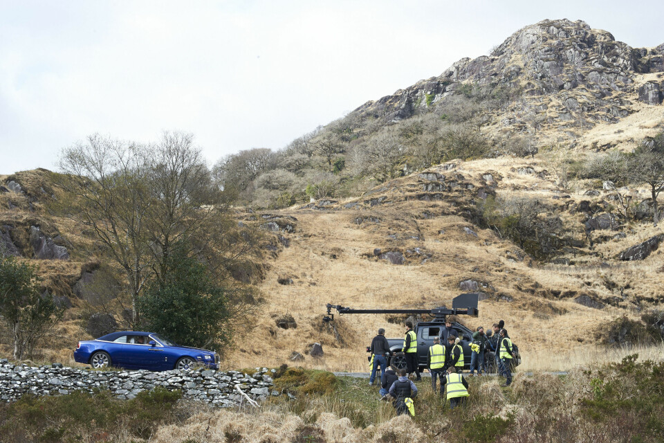 FILMER: Matt LeBlanc kjører en Rolls-Royce Dawn rundt Irlands Ring of Kerry under innspilling. Ifølge Waddell er det god stemning mellom LeBlanc og Chris Evans.
