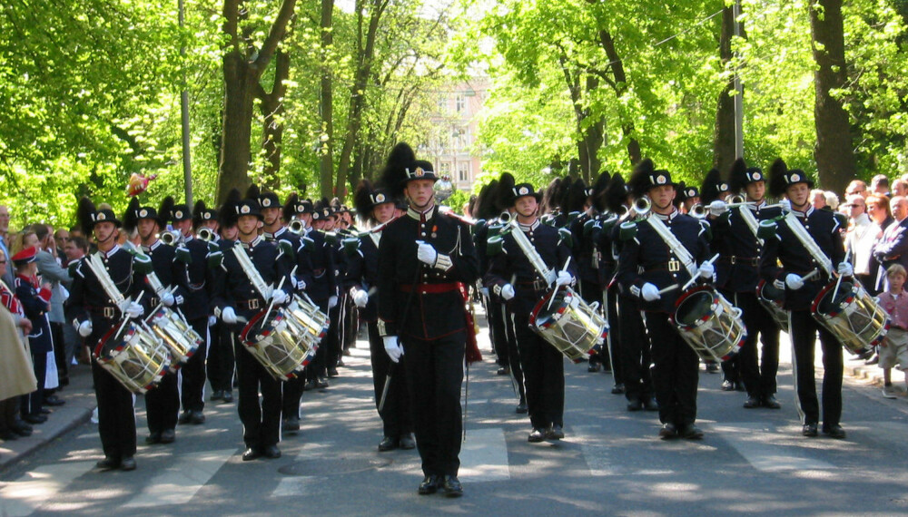 KORPS: Hans Majestet Kongens Garde musikkorps paraderer i parken bak slottet på 17. mai 2002.