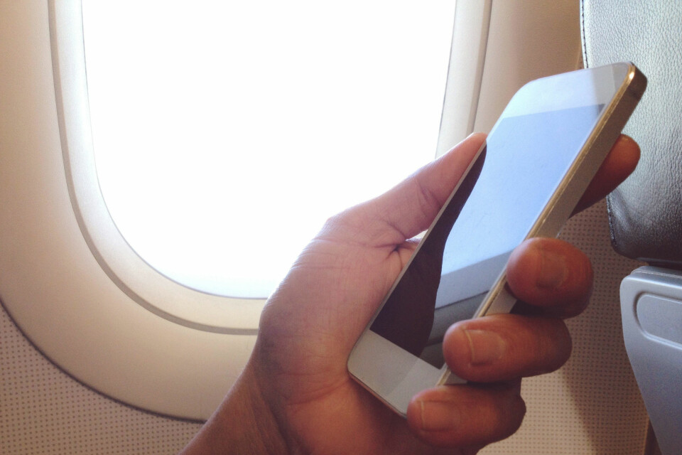 FLYMODUS: Ifølge en pilot skal du sette telefonen i flymodus grunnet at telefonens signaler kan virker forstyrrende overfor flyverne.