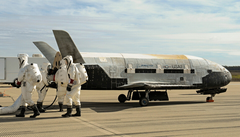 Hvorfor bruker bakkemannskapet beskyttelsesdrakt rundt X-37B?