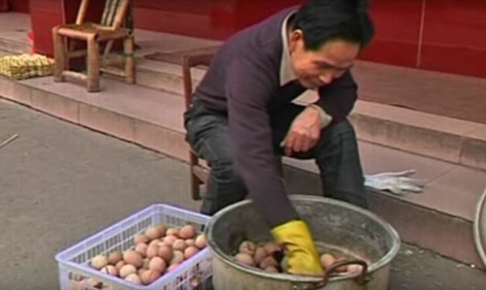 DELIKATESSE: Vi spiser mye rart i Norge, men neppe noe som topper egg kokt i urin fra gutter i 10-årsalderen. Det er en delikatesse i den kinesiske byen Dongyan.