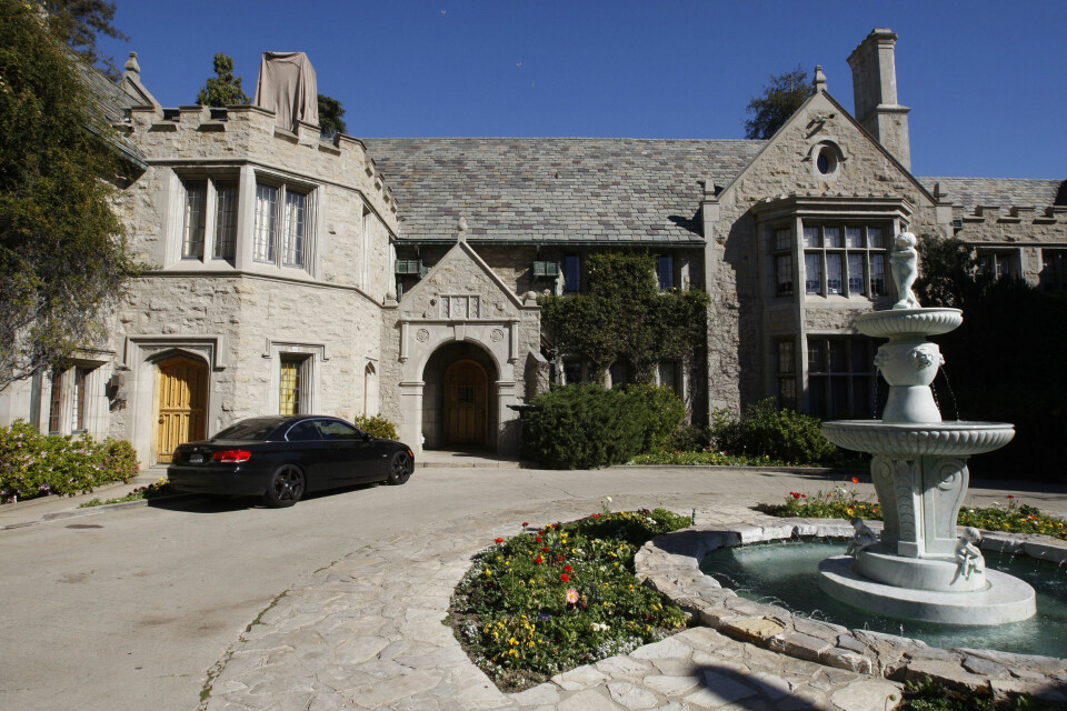 SOLGT: Det legendarisk hjemmet til Playboy-grunnlegger Hugh Hefner er solgt over 1,6 milliarder kroner. Her et bilde av inngangspartiet.