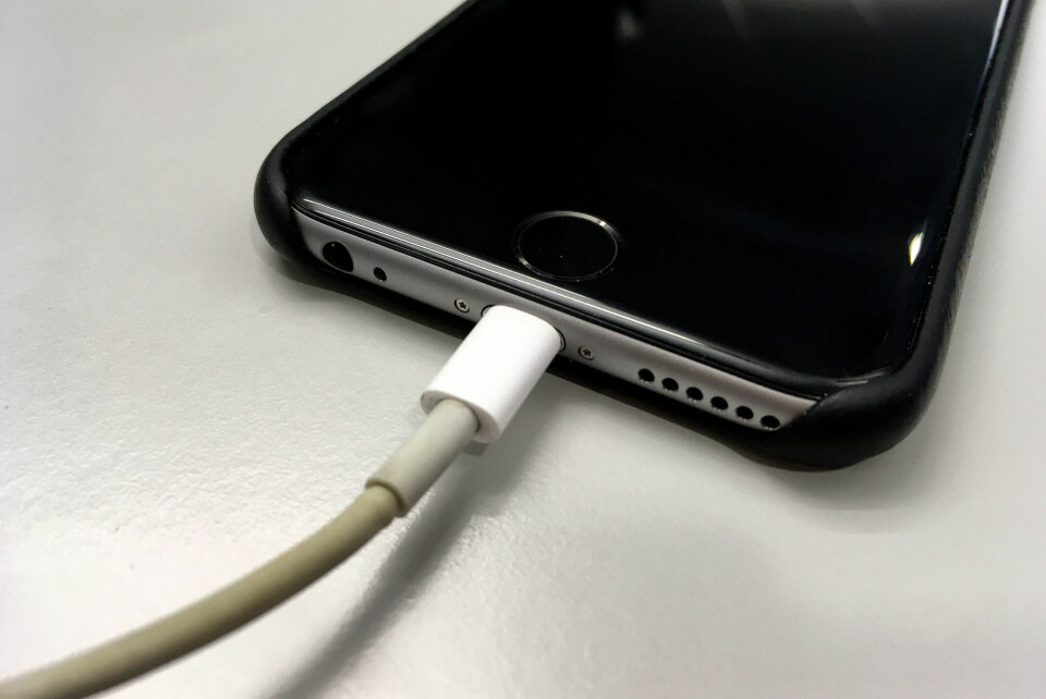 LADER: Ikke la telefonen ligge for lenge i laderen.