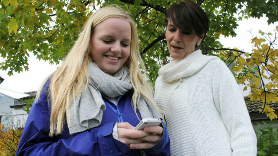 Sjekker mobilen hvert tiende minutt