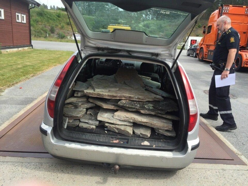 POLITIET stoppet denne bilen etter tips fra brannvesenet.