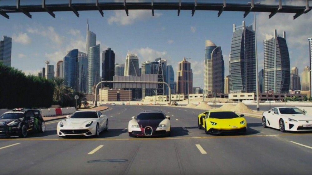 Bildet er fra en Ken Block-film (han står lengst til venstre), men utenom hans Focus, er resten typiske kappkjørings-biler i Dubai.