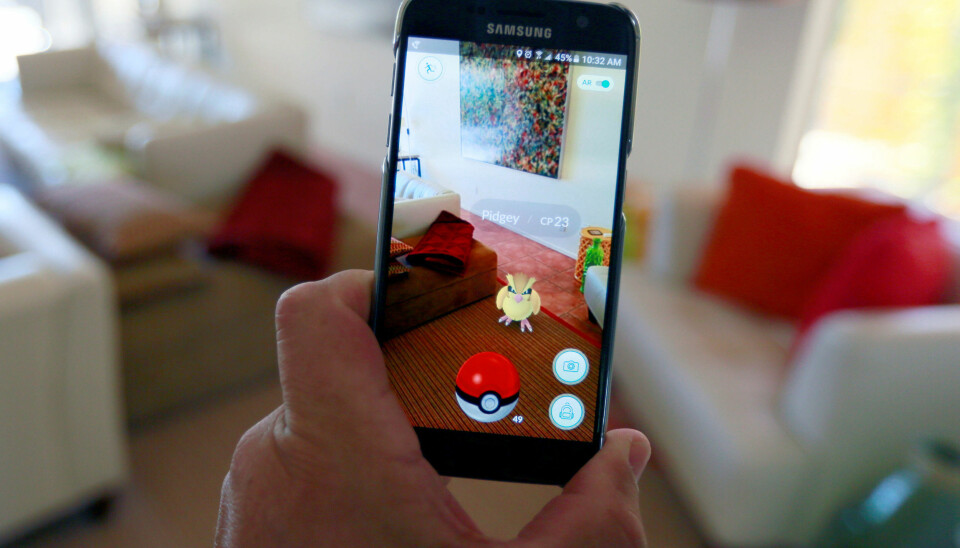 BRUKER VIRKELIGHET: Pokémon Go-spillet går ut på å fange figurer som popper opp på mobilskjermen som viser virkelige bilder fra området spilleren befinner seg på. Foto: Scanpix
