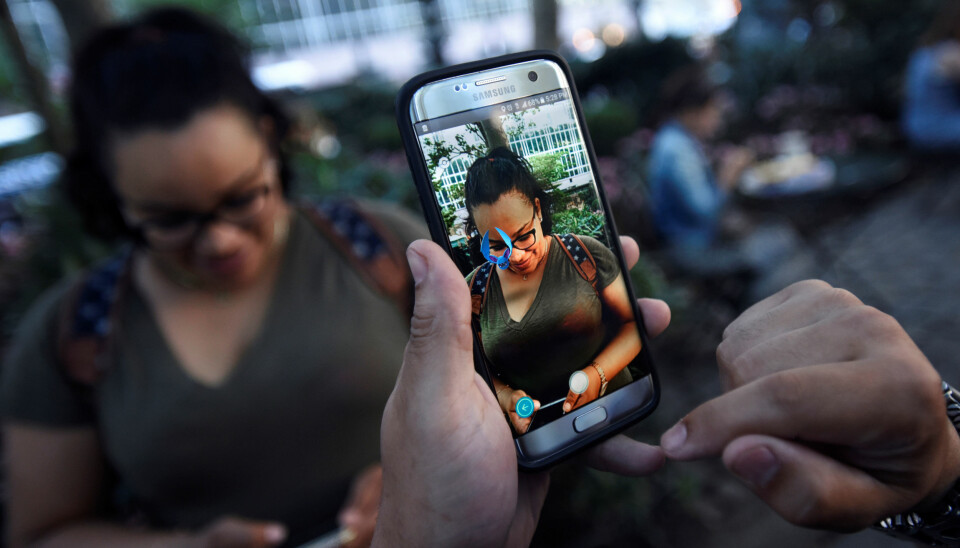 BRUKER VIRKELIGHET: Pokémon Go-spillet går ut på å fange figurer som popper opp på mobilskjermen som viser virkelige bilder fra området spilleren befinner seg på. Foto: Scanpix