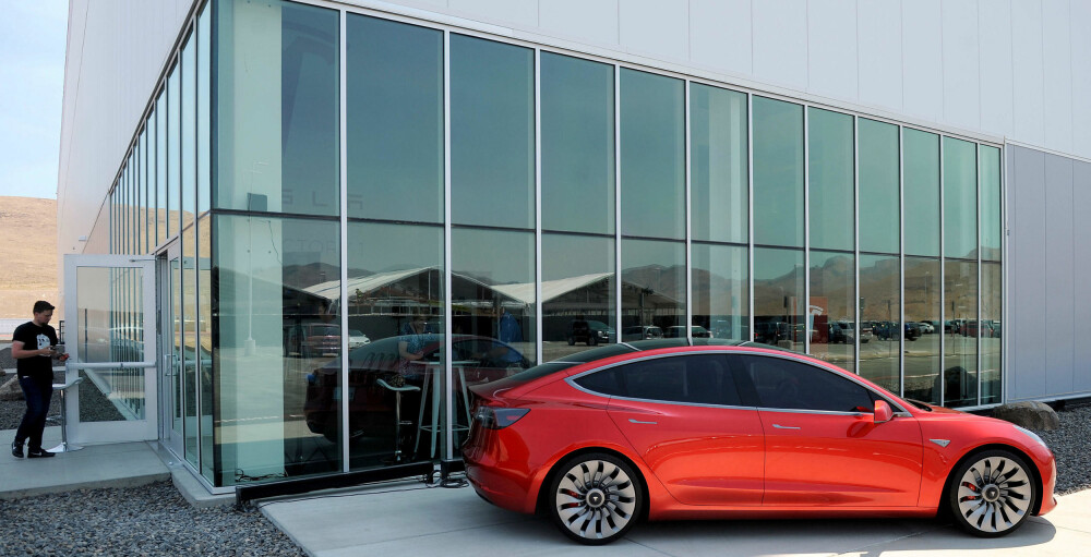 De første Tesla Model 3-modellene forventes på veien i løpet av juli 2017. Men køene er laaange. Her står en prototype utenfor Teslas kjempefabrikk i Nevadaørkenen.