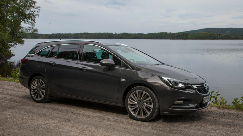 Designet på Astra vil neppe skremme noen, med en slags kombinasjon av tradisjonelt Opel-design og nyere Toyota.