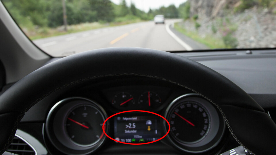 Bilen mangler adaptiv cruise control, men til gjengjeld forteller den deg hvor nær du ligger bilen foran.