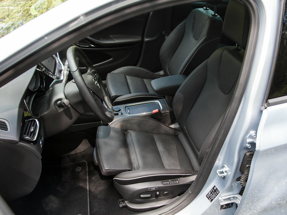 Opel slår høyt over sin klasse med disse setene, som altså både har varme, kjøling og aktiv massasje. Og justerbar lårstøtte. Og justerbar sidestøtte.